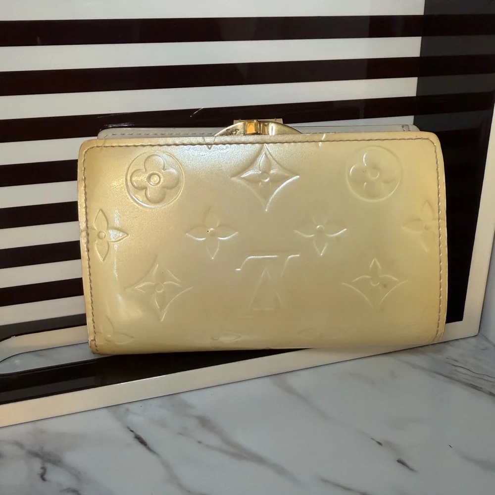 Louis Vuitton Cream Butter Yellow Monogram Vernis Kisslock Wallet - Picture 4 of 9